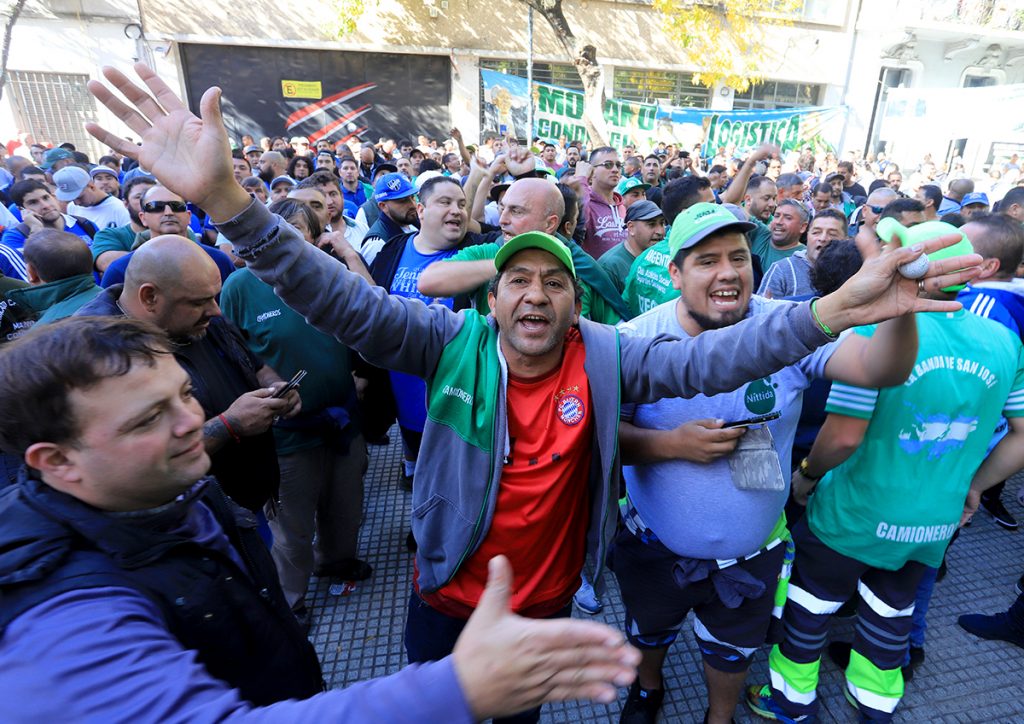 Camioneros durante los allanamientos - NA